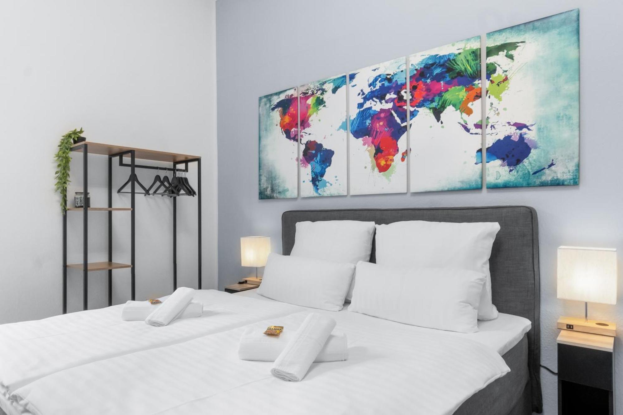 Tolles Design, Hochwertig, Vollausstattung, 3 Zimmer, Grosses Bad & Gaeste-Wc, Grosse Kueche, 3 X Smart Tv, 11 Min Zum Hbf Duisburgo Esterno foto