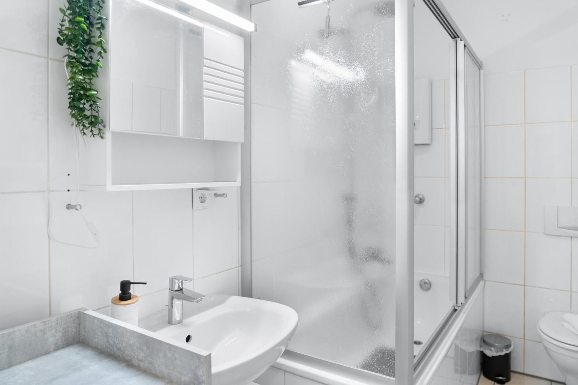 Tolles Design, Hochwertig, Vollausstattung, 3 Zimmer, Grosses Bad & Gaeste-Wc, Grosse Kueche, 3 X Smart Tv, 11 Min Zum Hbf Duisburgo Esterno foto